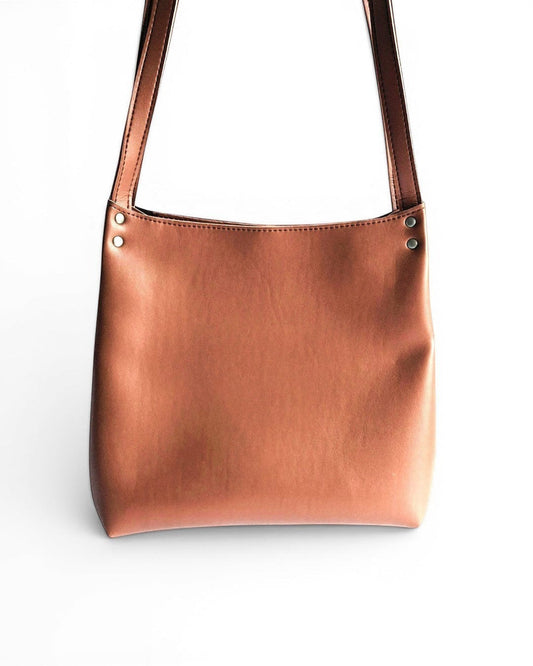 ms ADAM The Regular Brown shoulder bag made of faux leather with a zip closure and one main compartment.